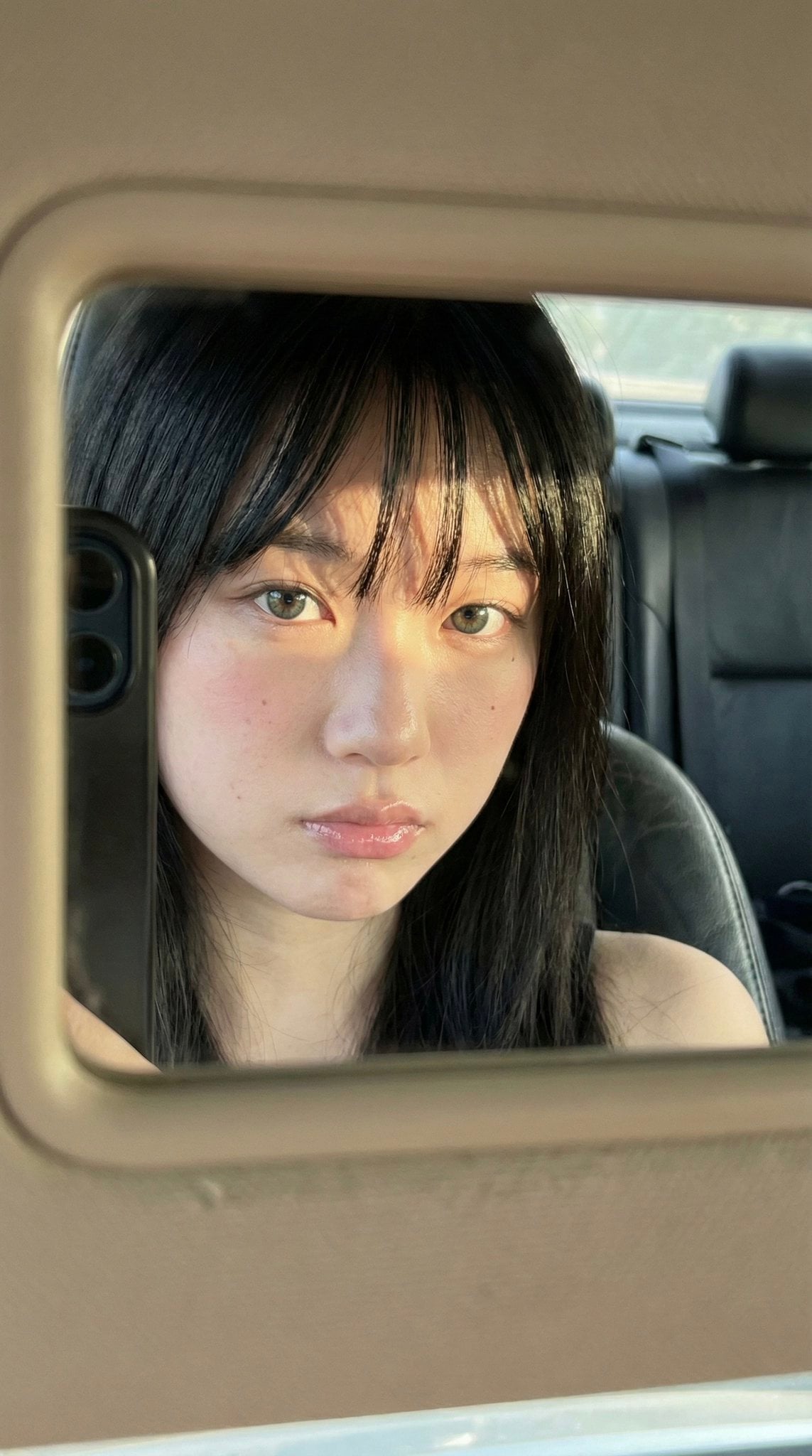 {
  "meta": {
    "aspect_ratio": "9:16",
    "quality": "ultra_photorealistic",