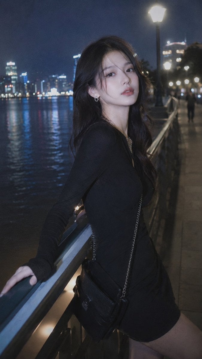 摄影风格：柔光CCD风
写真方向：夜色都市氛围街拍
场景方向：湖边夜间栈道 / 路灯 / 水面倒影 / 栏杆步道
服装方向：黑色长袖修身连衣裙 + 银色耳饰 +