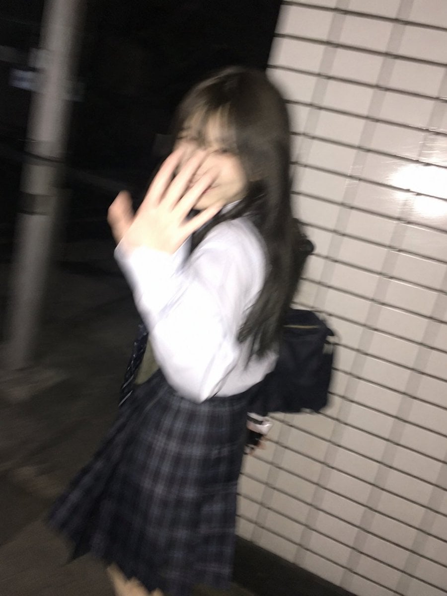 Ultra-realistic candid smartphone photo, 3:4 vertical. Original non-identifiable
