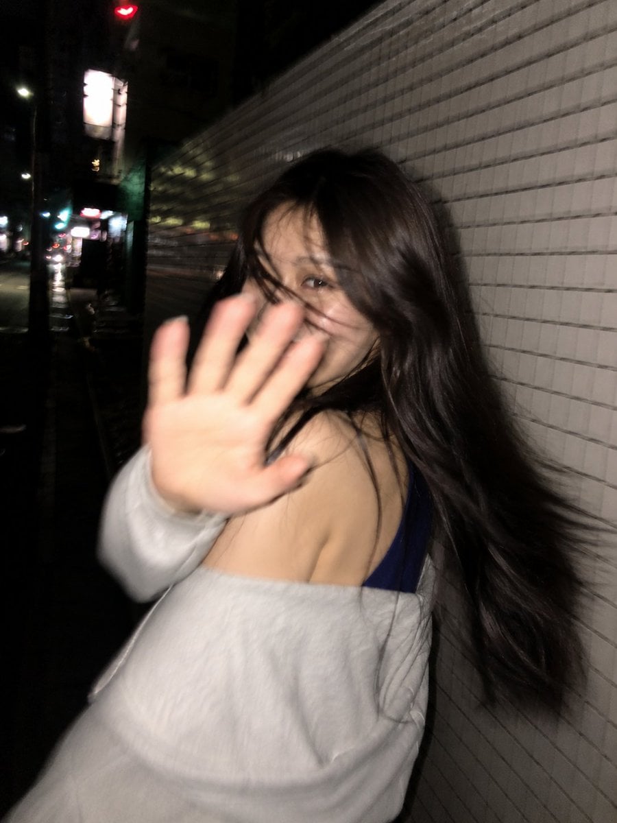 Ultra-realistic candid smartphone photo, 3:4 vertical. Original non-identifiable