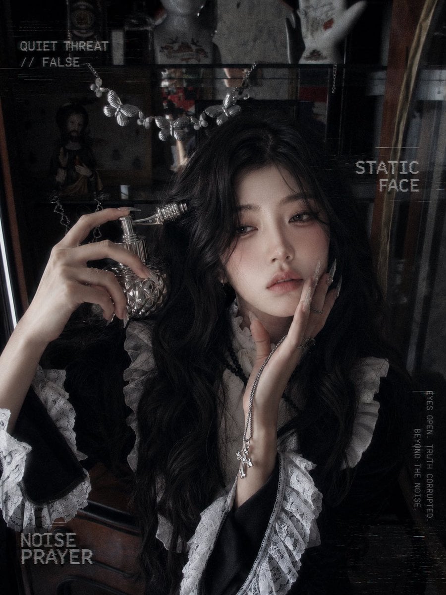 暗黑哥特洛丽塔人像写真，成年女性，黑色丝绒复古女仆裙，白色蕾丝荷叶边袖口与高领，黑色披肩头巾，银色十字架项链，复古戒指，尖形美甲，黑色玛丽珍高跟鞋，半透明黑色长
