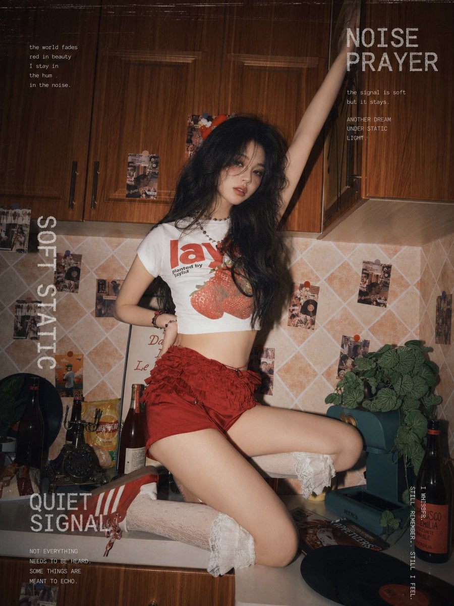 成人女性复古 CCD 写真海报，室内复古木质厨房场景，暖棕色木柜、米色菱格瓷砖墙、老照片贴纸、黑胶唱片、复古电话、酒瓶、零食袋、爆米花桶、旧杂志、植物、复古装饰