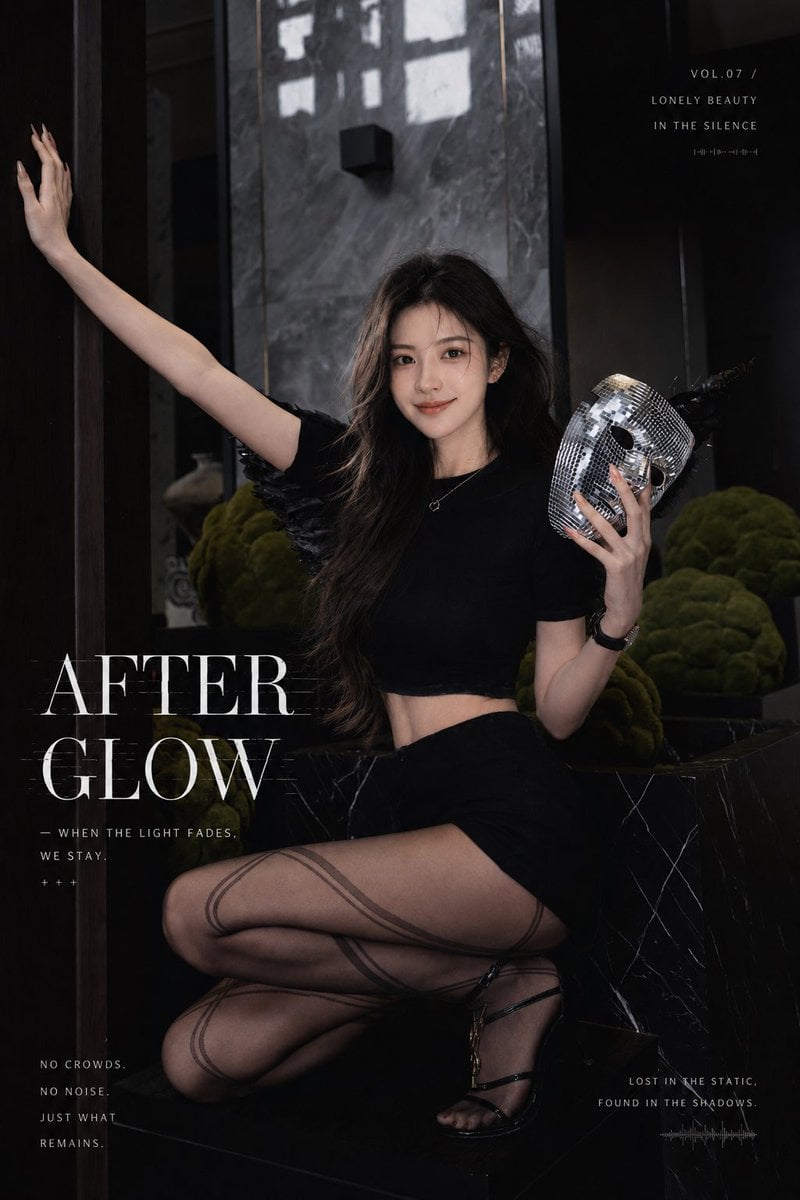 暗黑哥特风时尚杂志写真，成年亚洲女性模特，清冷甜美五官，长卷发，黑色短袖修身露腰上衣，高腰黑色短裙/短裤，半透明灰黑色纹理丝袜，黑色细带高跟鞋，佩戴细项链和黑色