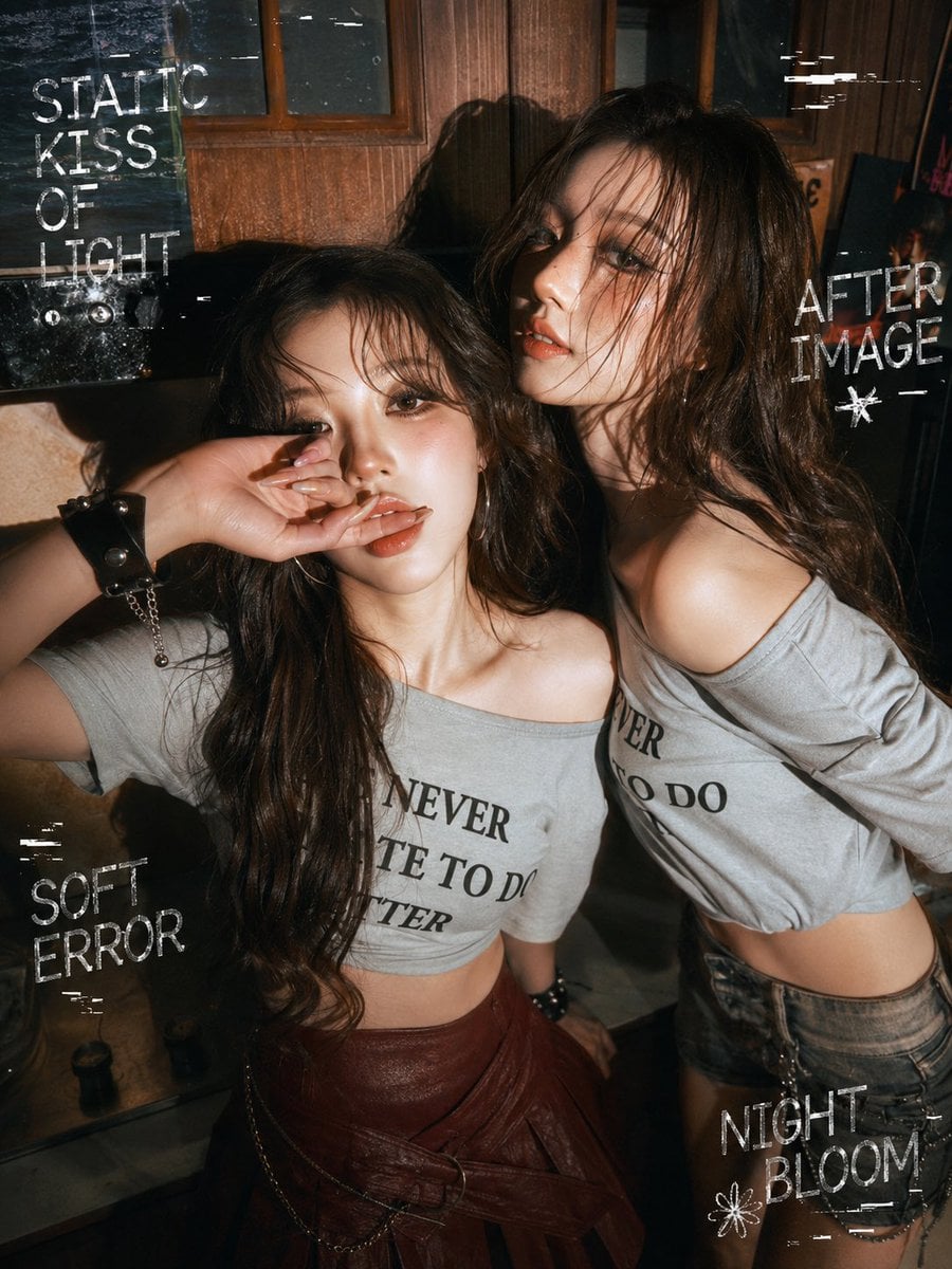 两位成年亚洲女生，复古唱片房室内写真，昏暗暖色灯光，老式木质墙面，黑胶唱片、复古电视、吉他、海报、玻璃瓶、杂乱地毯作为背景，夜晚微醺氛围，CCD相机直闪效果，强