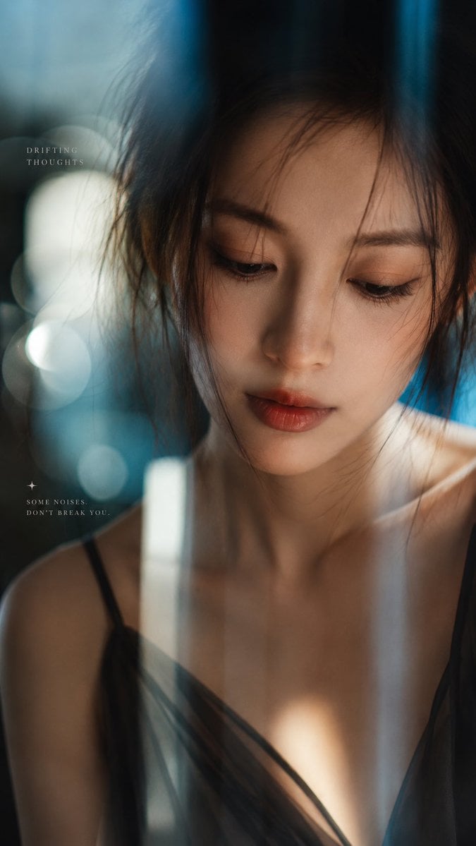 上传人像作为面部参考，生成雨后窗边的电影感人像。人物低头沉思，黑色松散盘发，保留自然神态与动作，穿优雅黑色轻薄吊带长裙，微透但不暴露。隔着带雨滴的玻璃拍摄，冷蓝